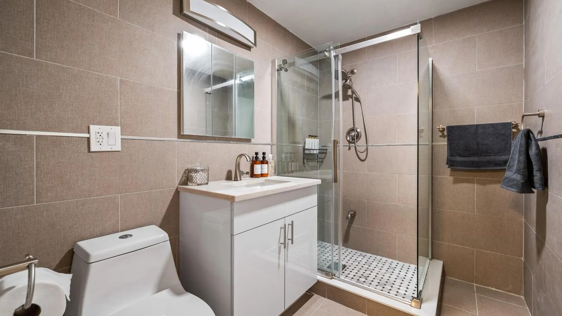 Active Central Park East 3Bedrooms 2 Bathrooms 1700 Sf New York 0*,  Amerikai Egyesült Államok