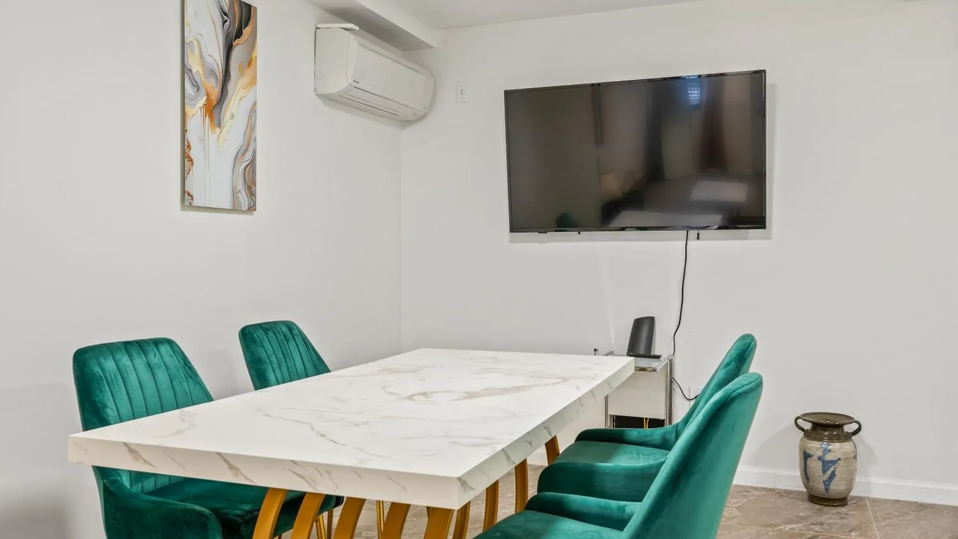 Active Central Park East 3Bedrooms 2 Bathrooms 1700 Sf New York