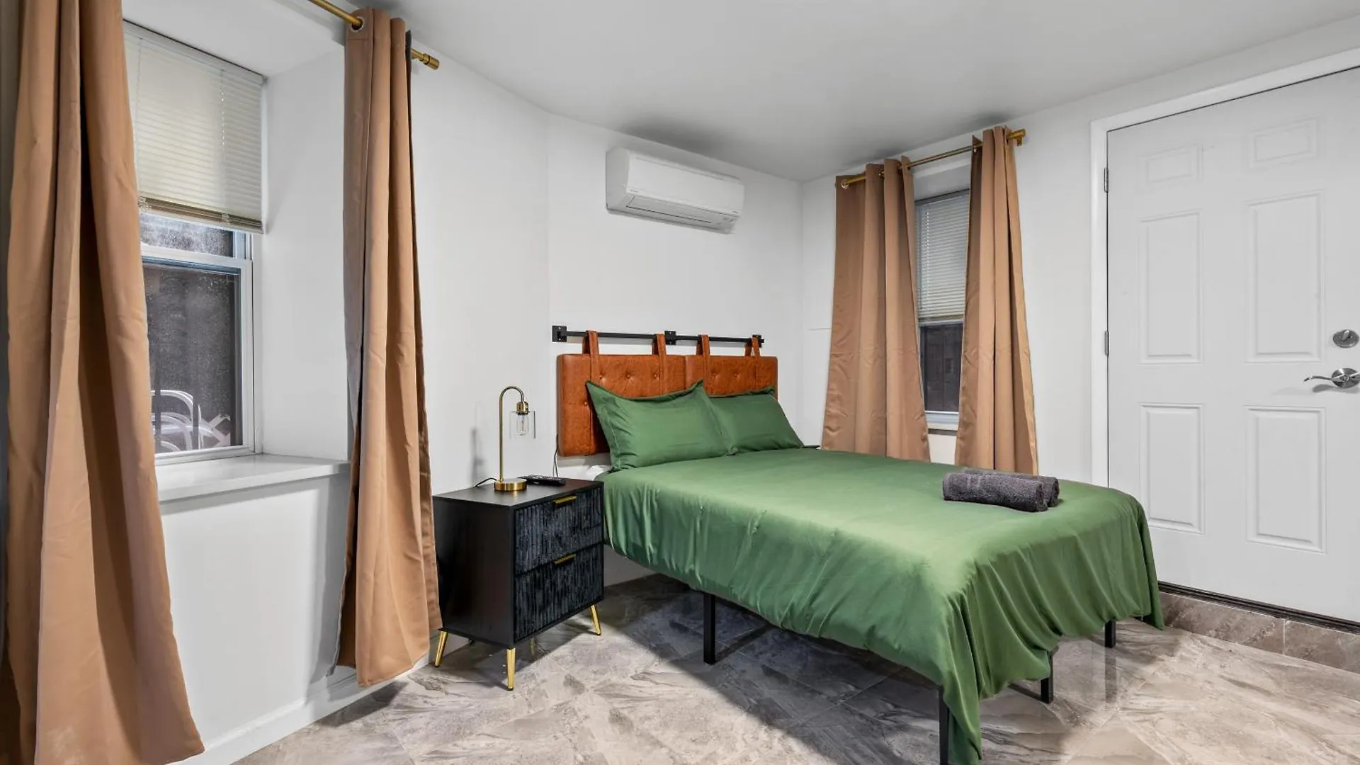 Active Central Park East 3Bedrooms 2 Bathrooms 1700 Sf New York 0*,  USA